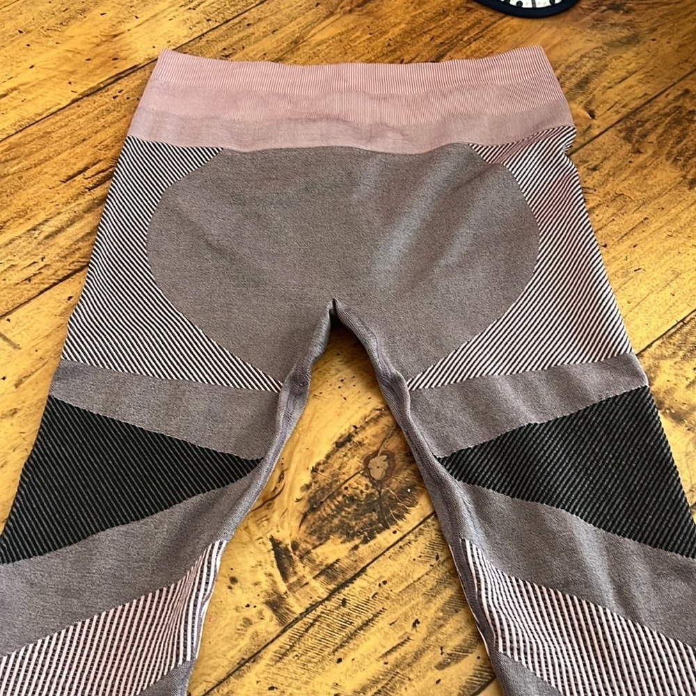 NWOT- Forever 21‎ Leggings